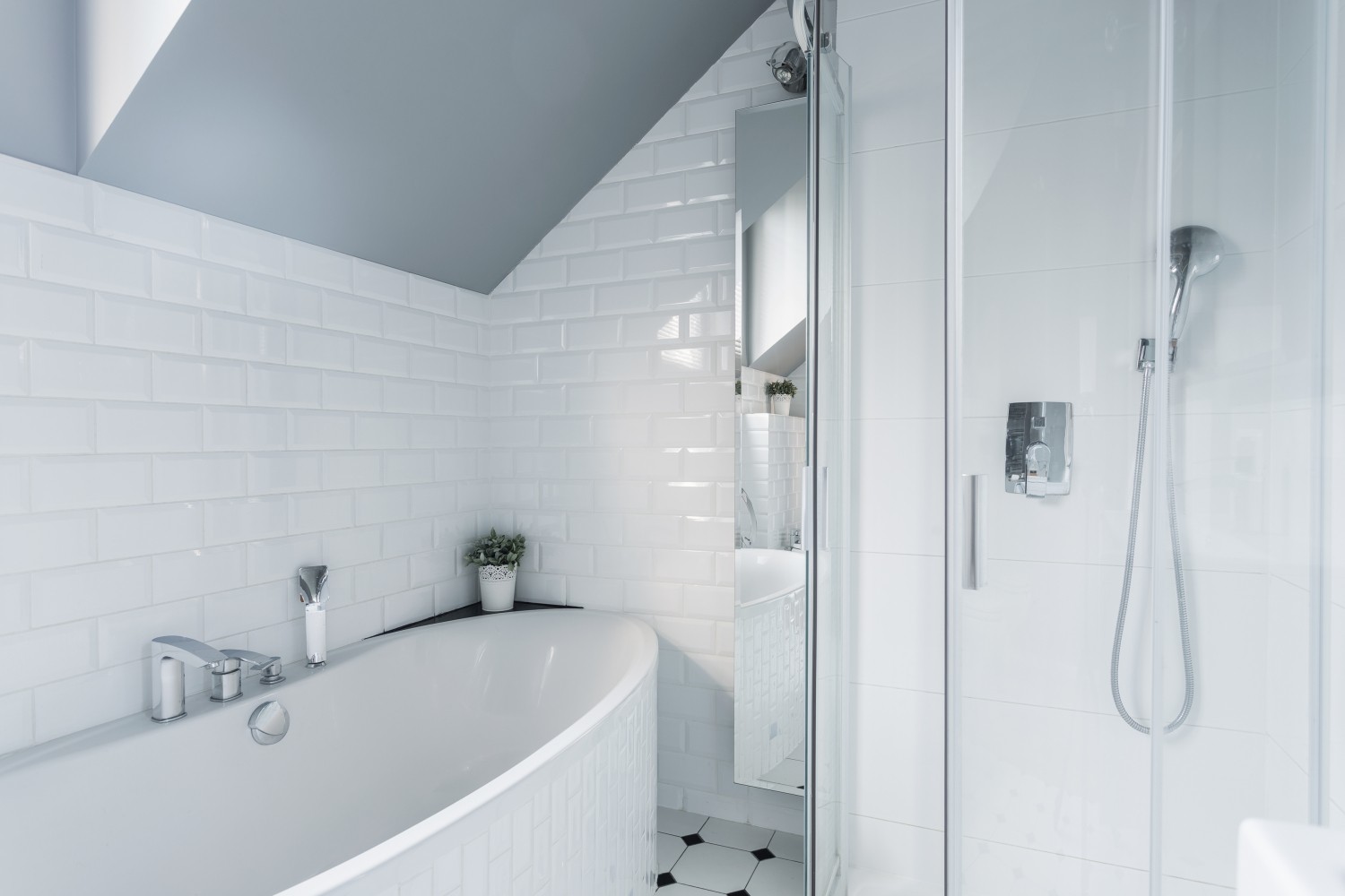 baño blanco azulejos