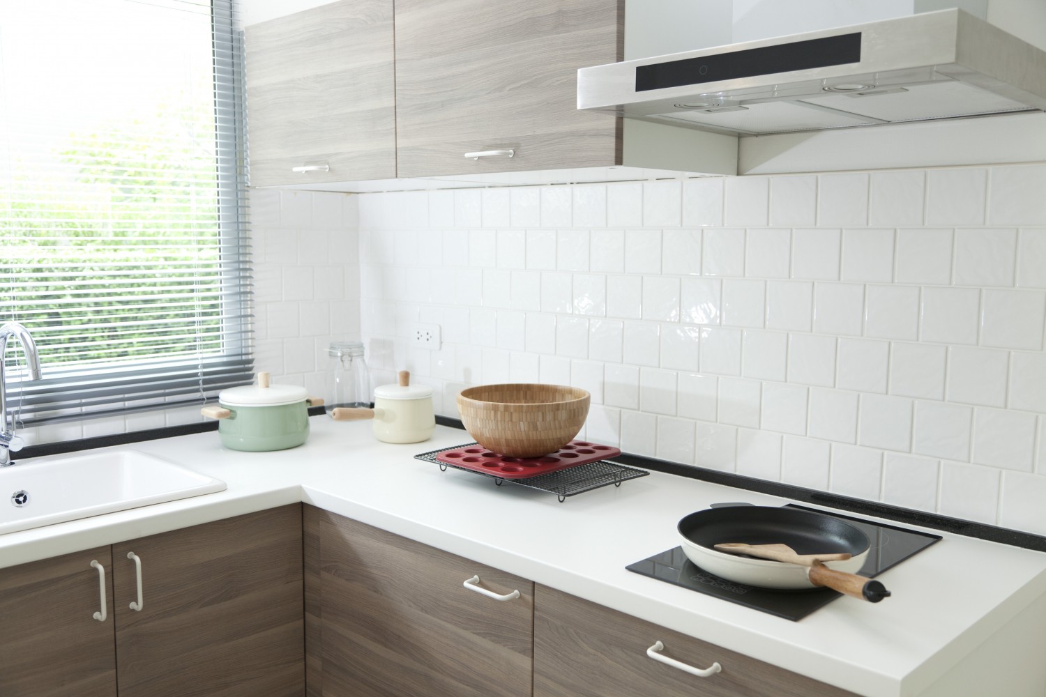 Paso a paso: cómo pintar los azulejos del baño y la cocina