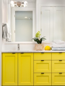 baño amarillo